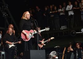 Barry Gibb postal žrtev viralne prevare o smrti, njegova ekipa odgovorila