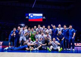 Bron za slovenske odbojkarje: prvič na zmagovalnem odru Lige narodov