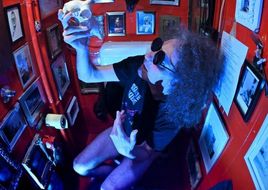 Od Kurta Cobaina in Davida Bowieja do klubskih odrov: glasba skozi objektiv Janeza Pelka