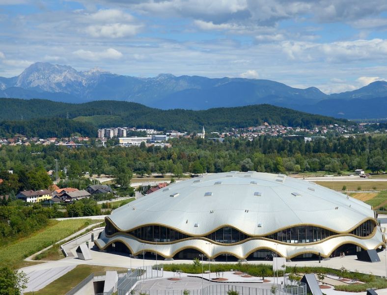 Pestro dogajanje v Stožicah: kaj prinaša sezona 2026/2027?